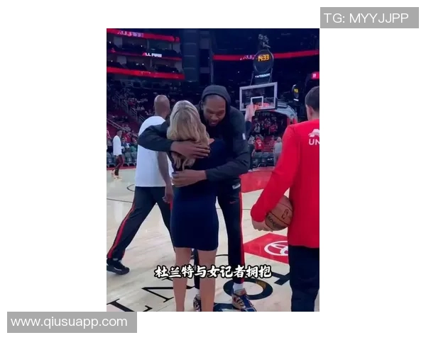 杜兰特与美女记者互动频频邀请共赏比赛后共享烧烤时光